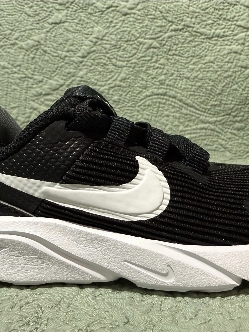 Nike Star Runner 4. Size 5c Black and white